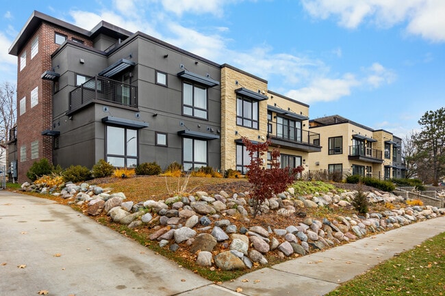 Building Photo - 462 W Stadium Blvd