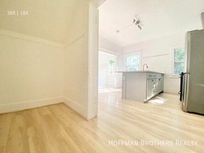 Building Photo - 402 N Ave 54