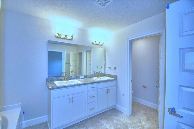 Building Photo - 906 Sofia Ln