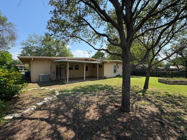 Building Photo - Welcome to this charming 3-bedroom, 1.5-bathroom home with easy access to FT. SAM, BAMC, RANDOLPH...