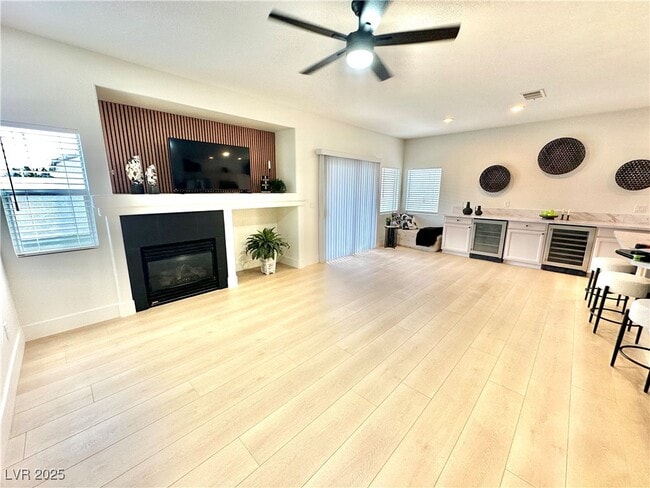 Building Photo - 10195 Queensbury Ave