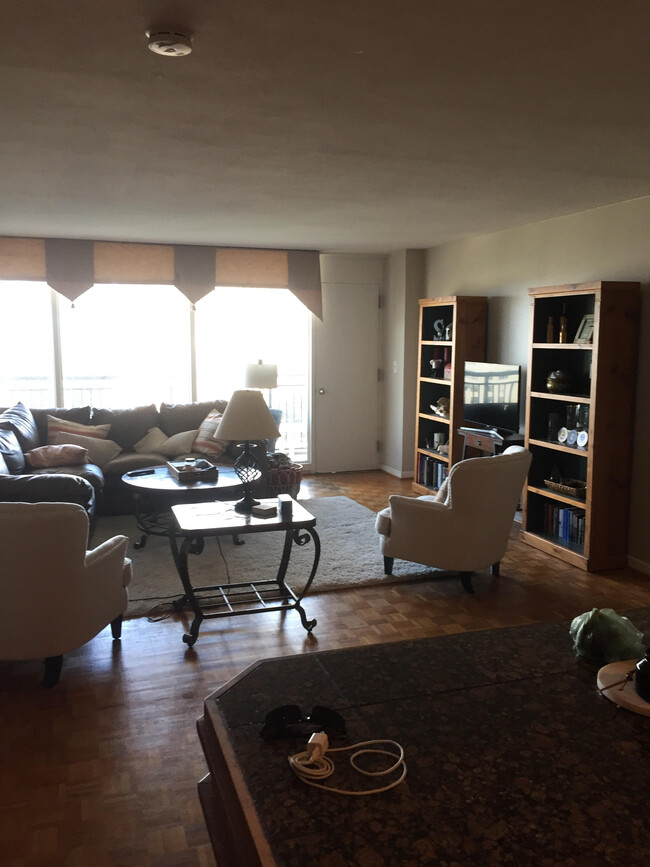 Well-lit Living Room - 620 Peachtree St NE