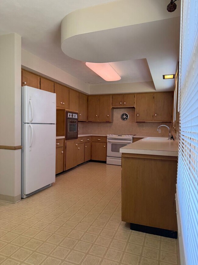 Building Photo - 3 bedroom, 2 bathroom, 2 car garage hom for rent