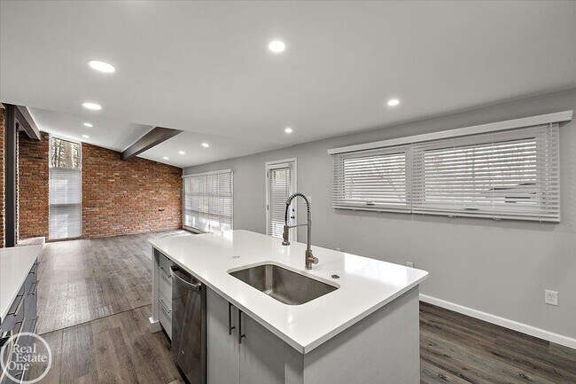 Building Photo - 1765 E Predmore Rd