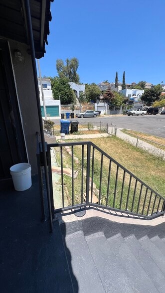 Building Photo - 1071 Dundas St