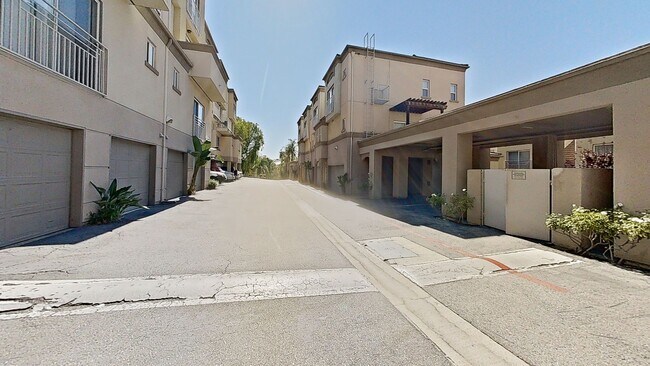 Building Photo - Townhome in Gated community in Woodland Hills