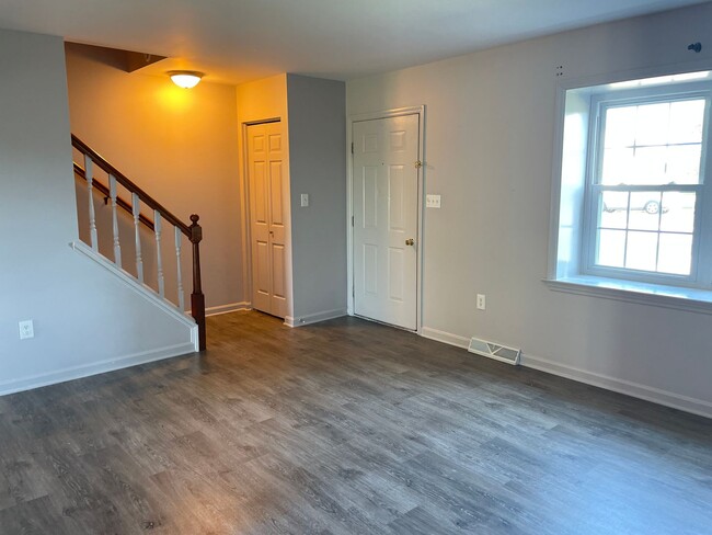 Building Photo - Beautiful 3 Bedroom 1.5 Bathroom Townhouse...