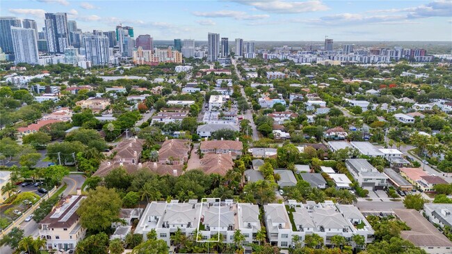 Building Photo - 218 NE 15th Ave