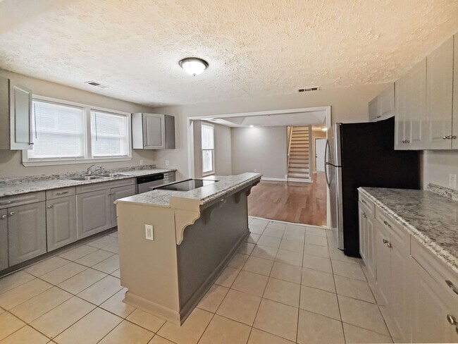 Building Photo - Beautifully Updated 4-Bedroom Home Near Mo...