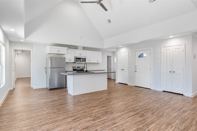 Building Photo - 3426 Tuam St