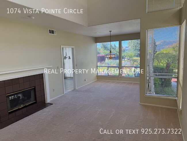 Building Photo - 1074 Vista Pointe Cir