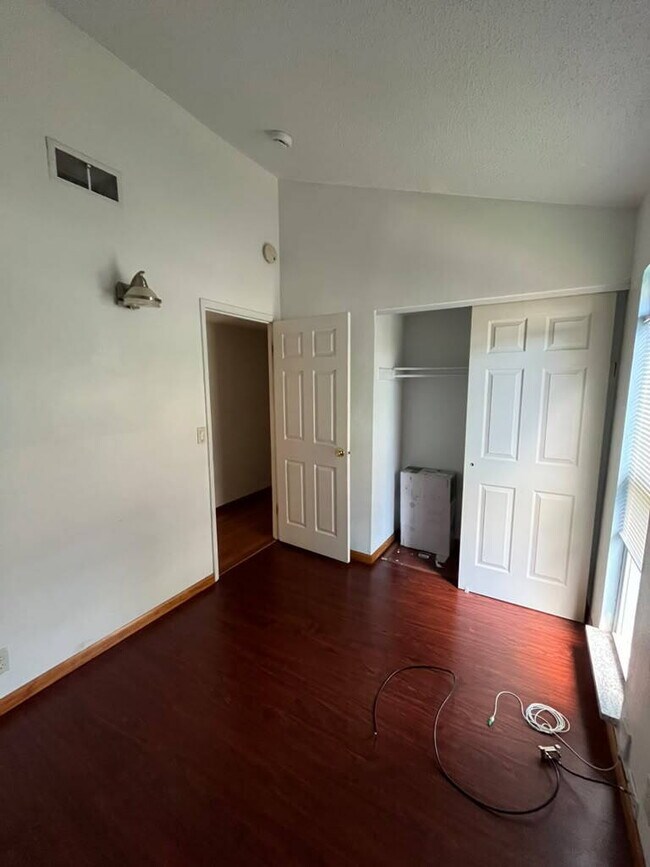 Building Photo - "Spacious 3 Bedroom/2 Bath Home in Florissant!"  Available for Move-In on 8/15/2026
