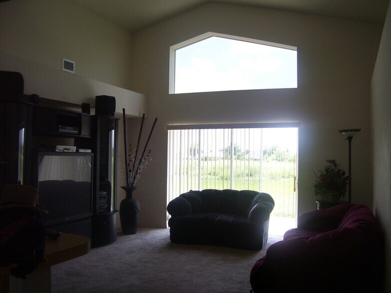 Building Photo - 7166 Summit Dr