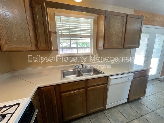 Building Photo - 626 Meadowood St