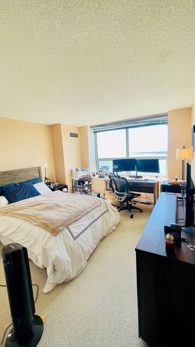 Master bedroom w office - 474 N Lake Shore Dr