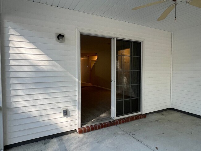 Building Photo - Three Bedroom Home in Pinecrest with Garage