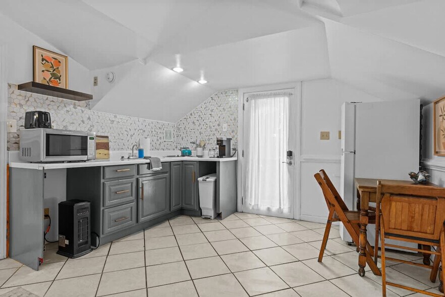 Building Photo - 912 Little Bay Ave