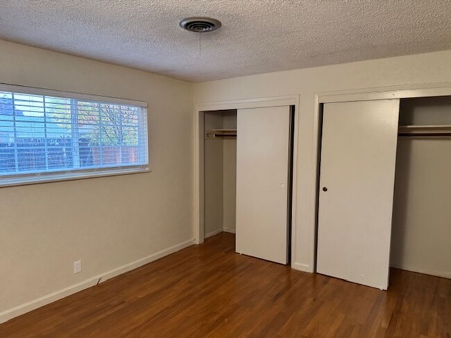 Building Photo - 4 Bedrooms in South Redding- Available for...