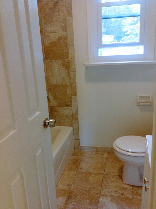 Building Photo - 1736 Main St