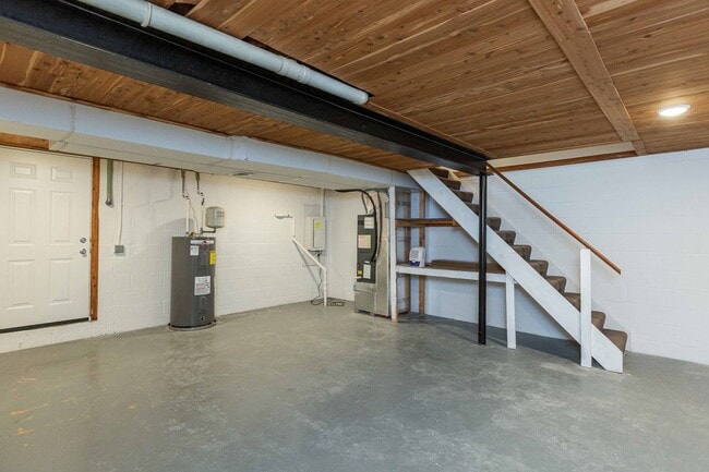 Building Photo - Updated Townhouse with Deck, Basement, New...