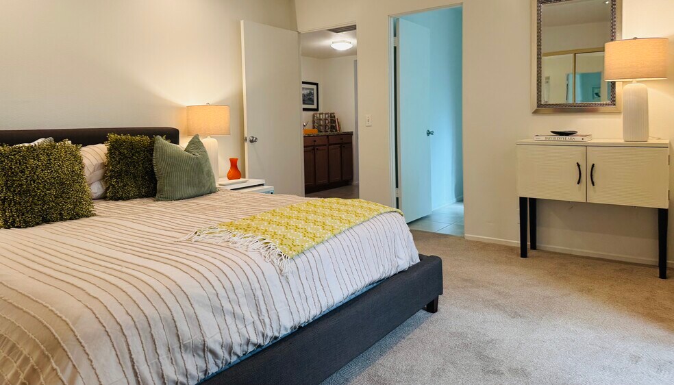 Building Photo - 1486 E Palm Tree Dr