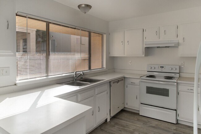Building Photo - 3 bedroom, 1.5 bathroom townhome