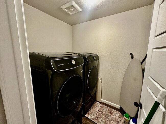 Building Photo - "Experience Spacious Living: 5-Bed, 3-Bath...