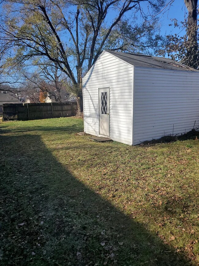 Building Photo - 2049 N Benton Ave