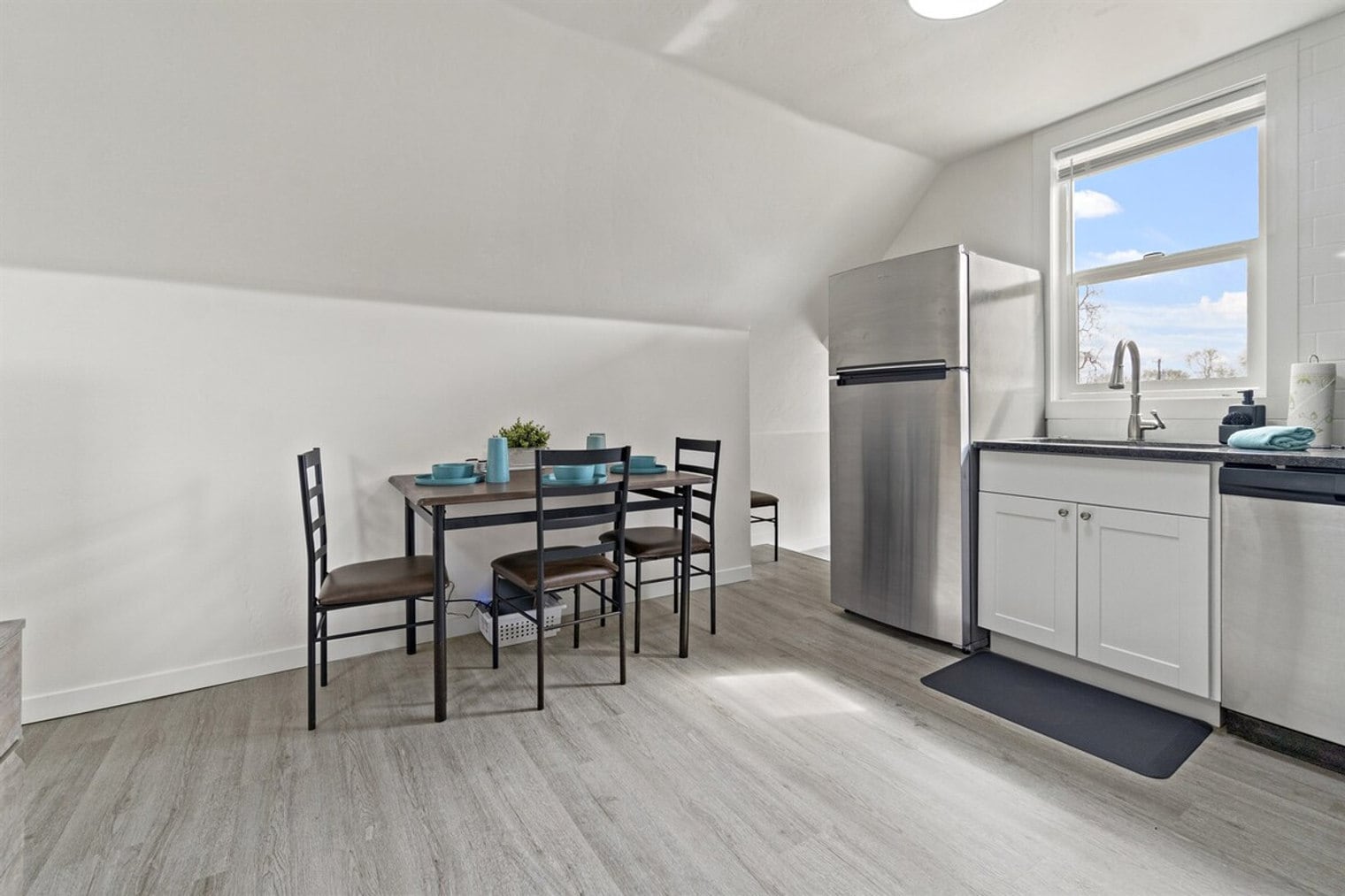 Building Photo - 523 18th Ave S