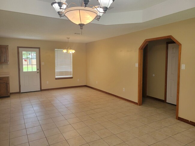 Building Photo - 3 BD 2 BA home in the Ocean Springs School...