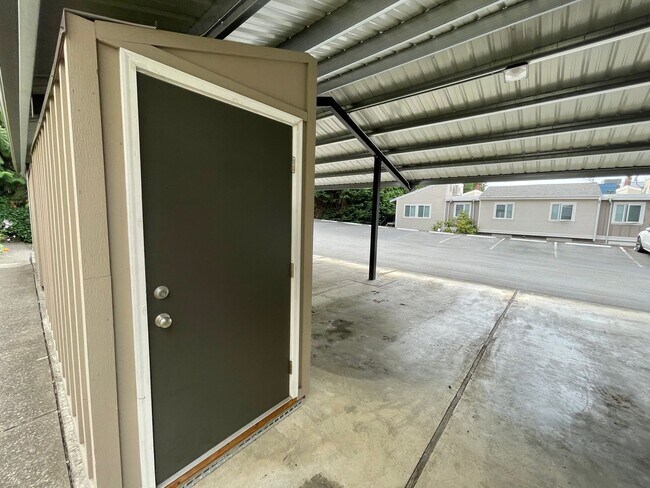 Building Photo - 2 Bed, 2 Bath Garden Condo in Kirkland!