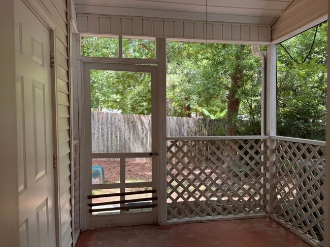 Building Photo - 2BR 2.5BA Townhome with Screened Porch