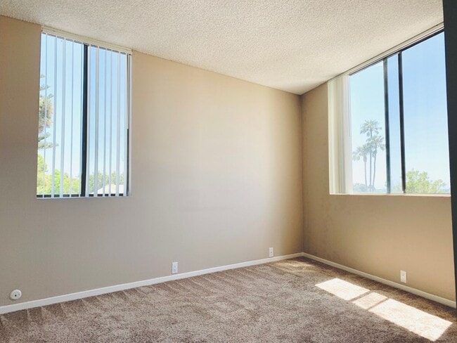 Building Photo - LIVE IN LA JOLLA! LOVELY TOWNHOME WITH BEA...
