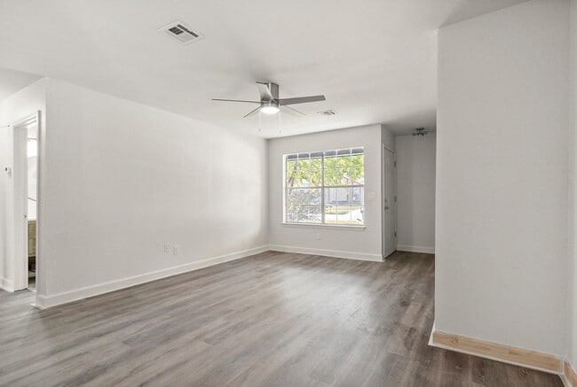 Building Photo - 412 W Austin St