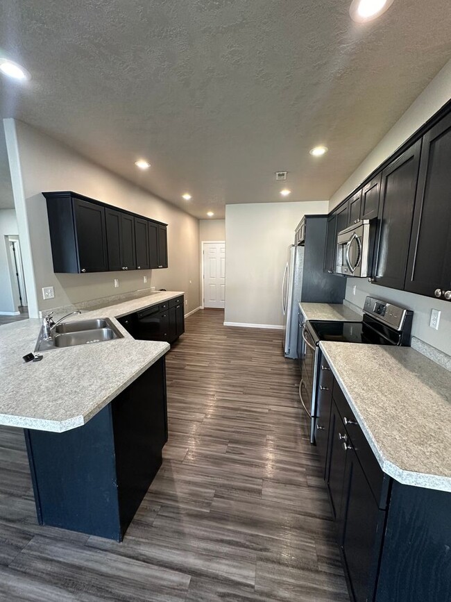 Building Photo - 3 Bedroom Townhouse!