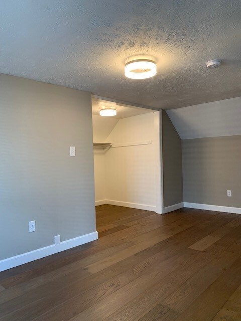 Building Photo - 827 W 44th St