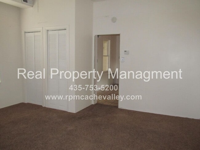 Building Photo - 2 bedroom home available for October move ...