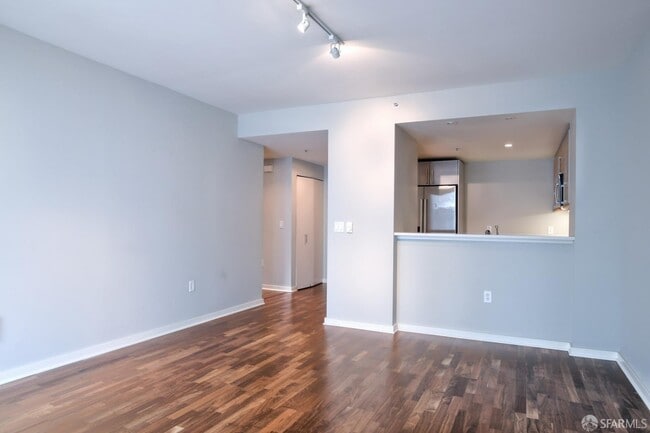 Building Photo - 555 4th St