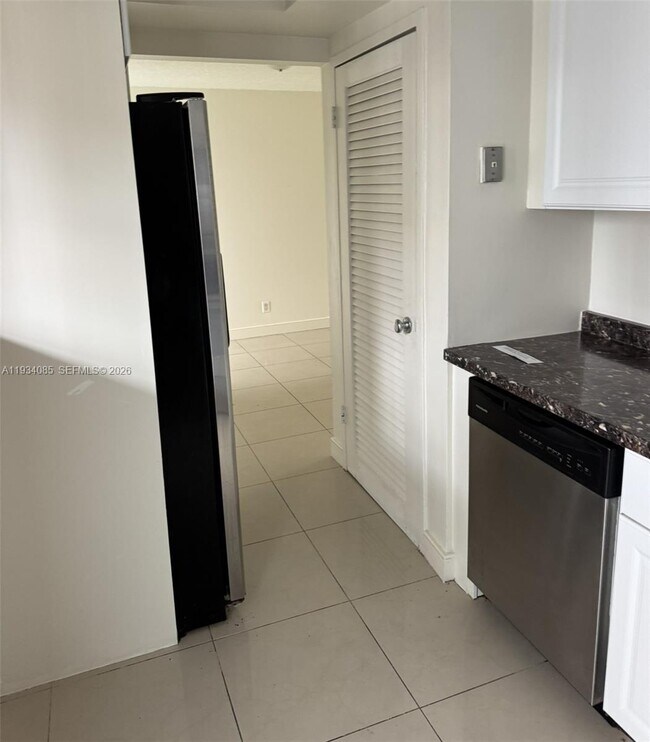 Building Photo - 301 Golden Isles Dr