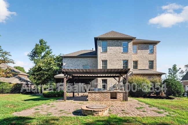 Building Photo - 2718 Old Course Road