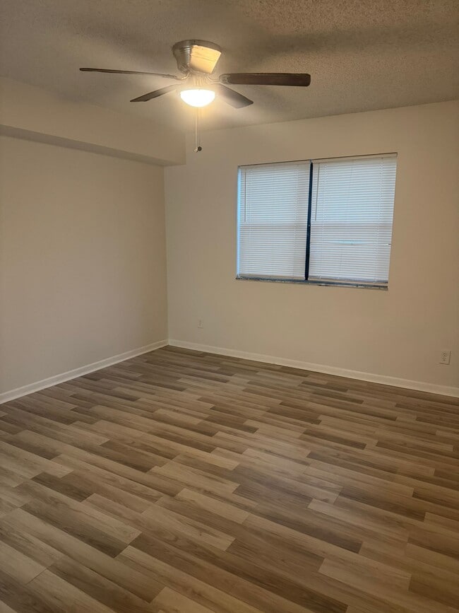 Building Photo - 560 S Park Rd