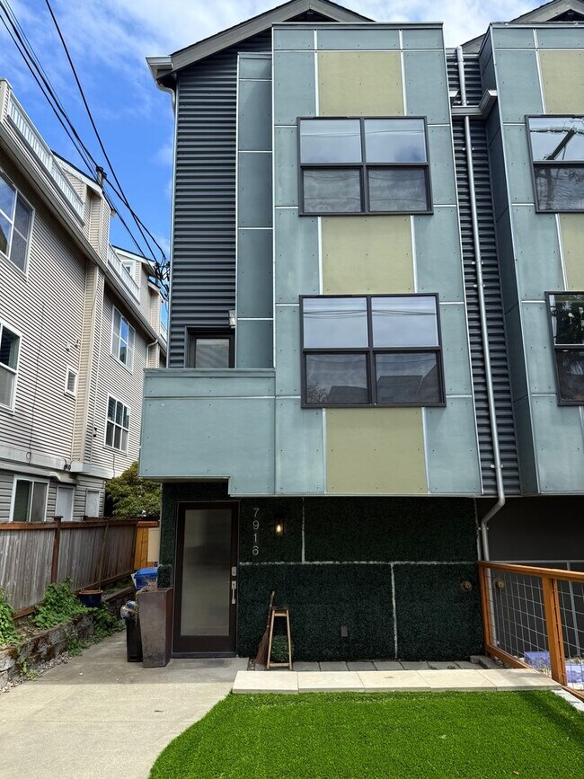 Primary Photo - Modern Townhome Just One Block from Green ...