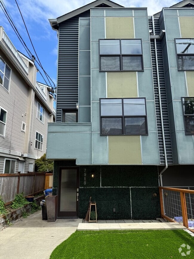 Building Photo - Modern Townhome Just One Block from Green ...