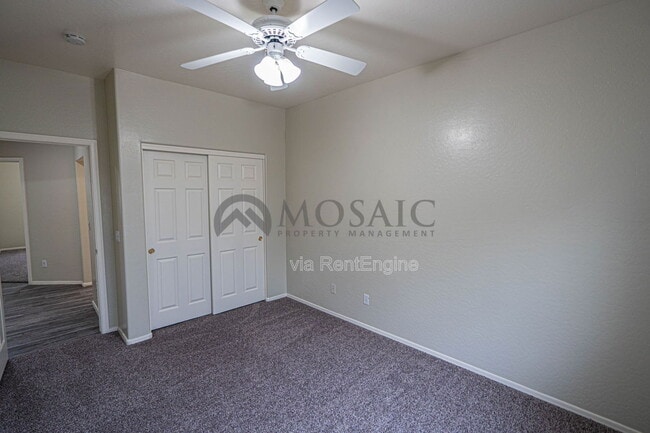 Building Photo - 883 E Powell Way