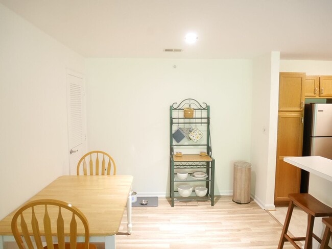 Building Photo - 2 Bedroom Condominium in Sought After Comm...