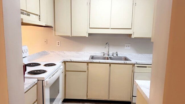 Building Photo - 153 Holland Park Cir