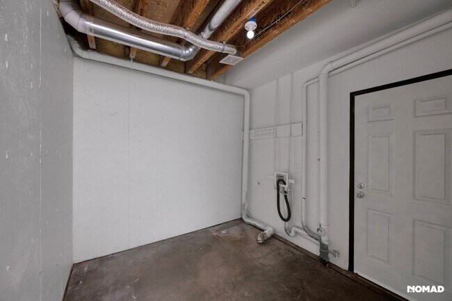 Building Photo - Spacious Townhome in Aurora
