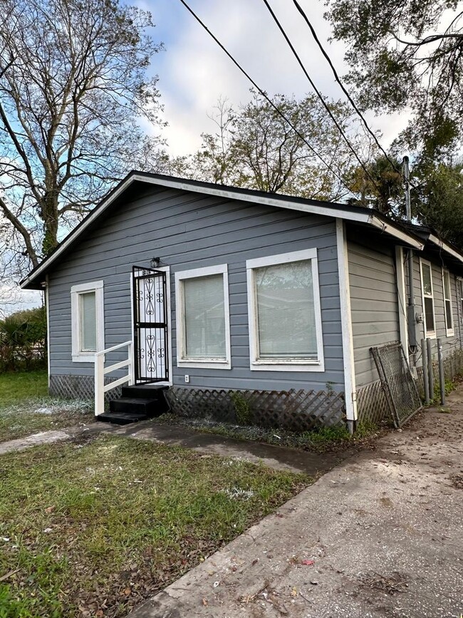 Building Photo - Fully Renovated 3/2 Single Family House Av...