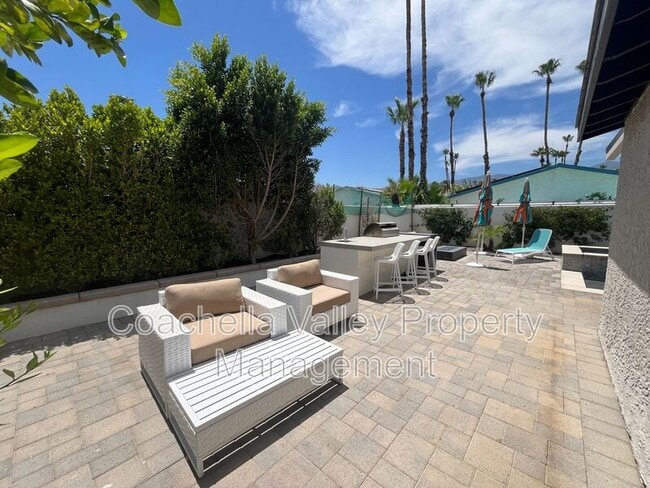 Building Photo - 835 Nueva Vista Dr S