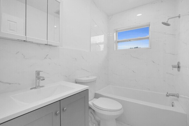 Building Photo - 865 SE Tierra Ct